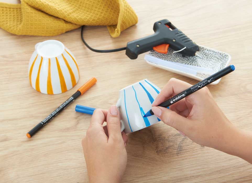 DIY: Bemalen von Tassen mit blauen und orangefarbenen Streifen. Kreativ, handgefertigt, einzigartiges Design.