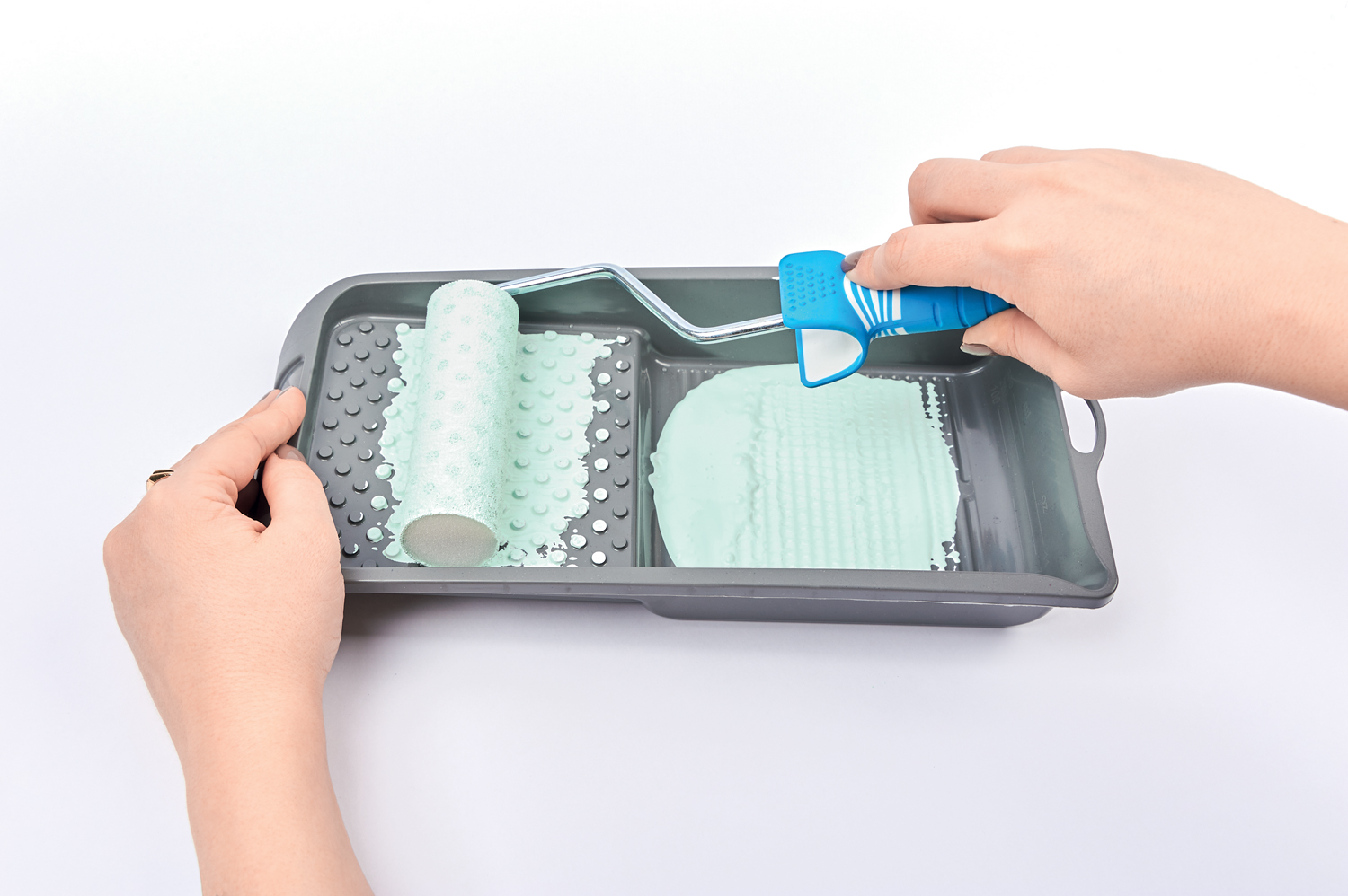 Einfarbige Walze und Farbwanne in Pastelltönen. DIY Malprojekt mit geometrischem Muster. Handwerklich kreativ.