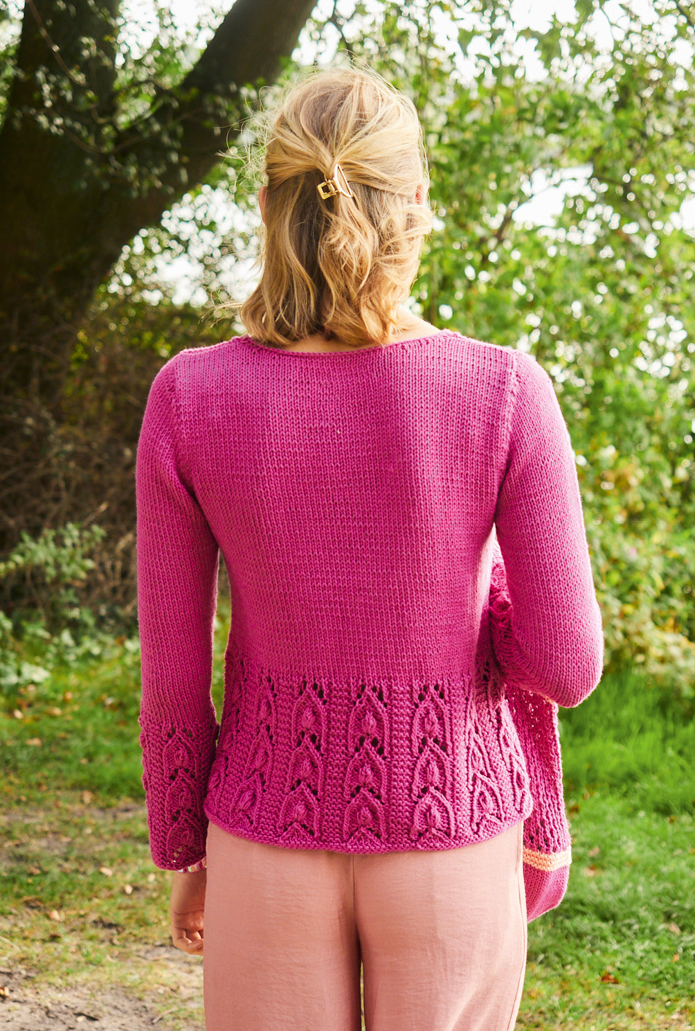 Modellansicht Bild 5: Pulli mit Fantasiemuster in Zyklam und Tasche mit Netzmuster in Zyklam, Apricot und Rot