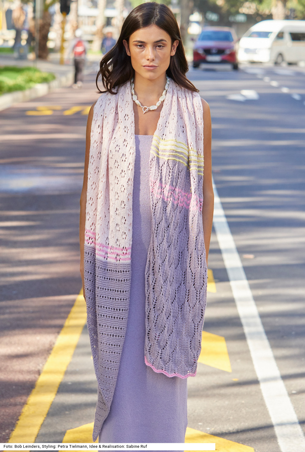 Modellansicht Bild 2: Stola mit verschiedenen Mustern in Lila, Pink, Gelb