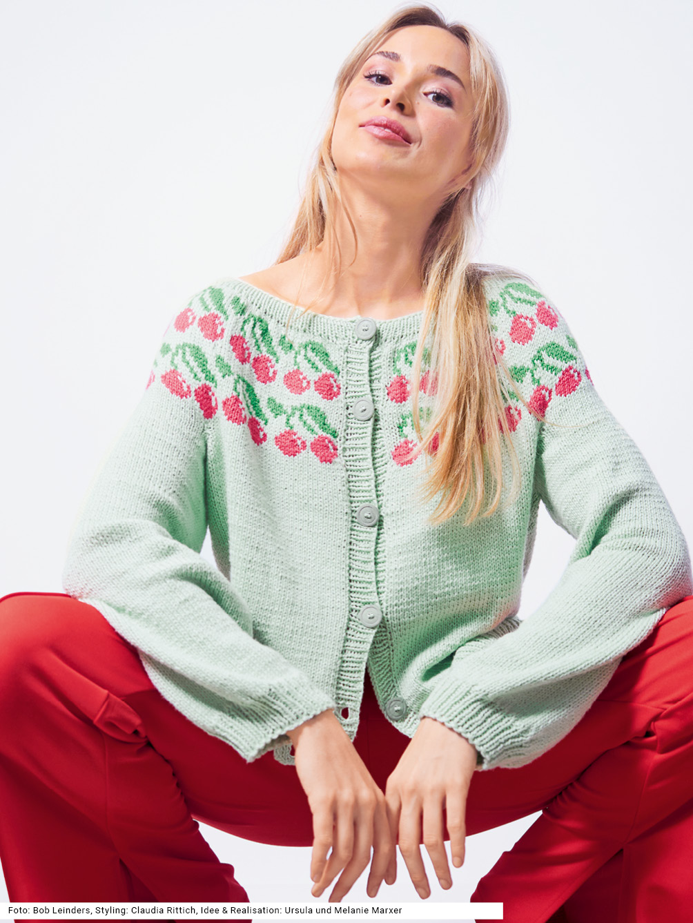 Modellansicht Bild 1: Jacke mit Rundpasse und Kirschenmotiven in Mintgrün, Rot und Grün
