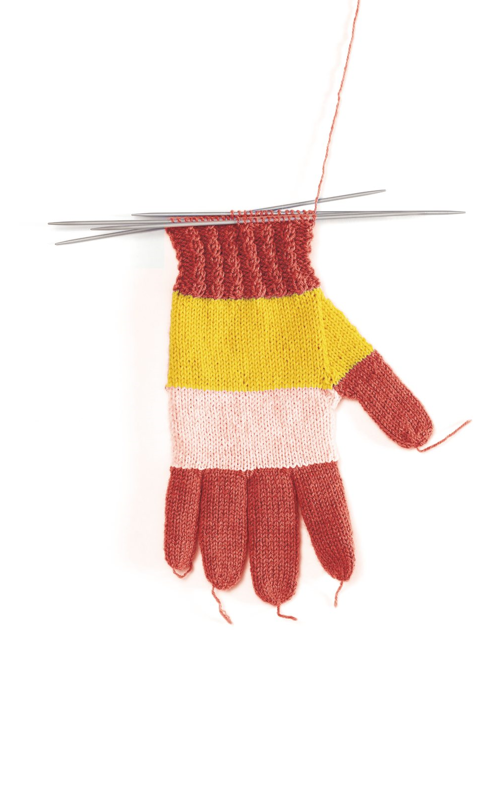 Handgemachter Handschuh mit Streifen in Rot, Gelb, Rosa; modisches Design, farbenfroh, DIY.