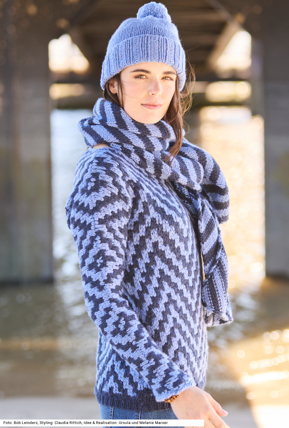 Modellansicht Bild 4: Pulli im Hebemaschenmuster mit Schal und Mütze im Hebemaschenmuster mit Schal und Mütze