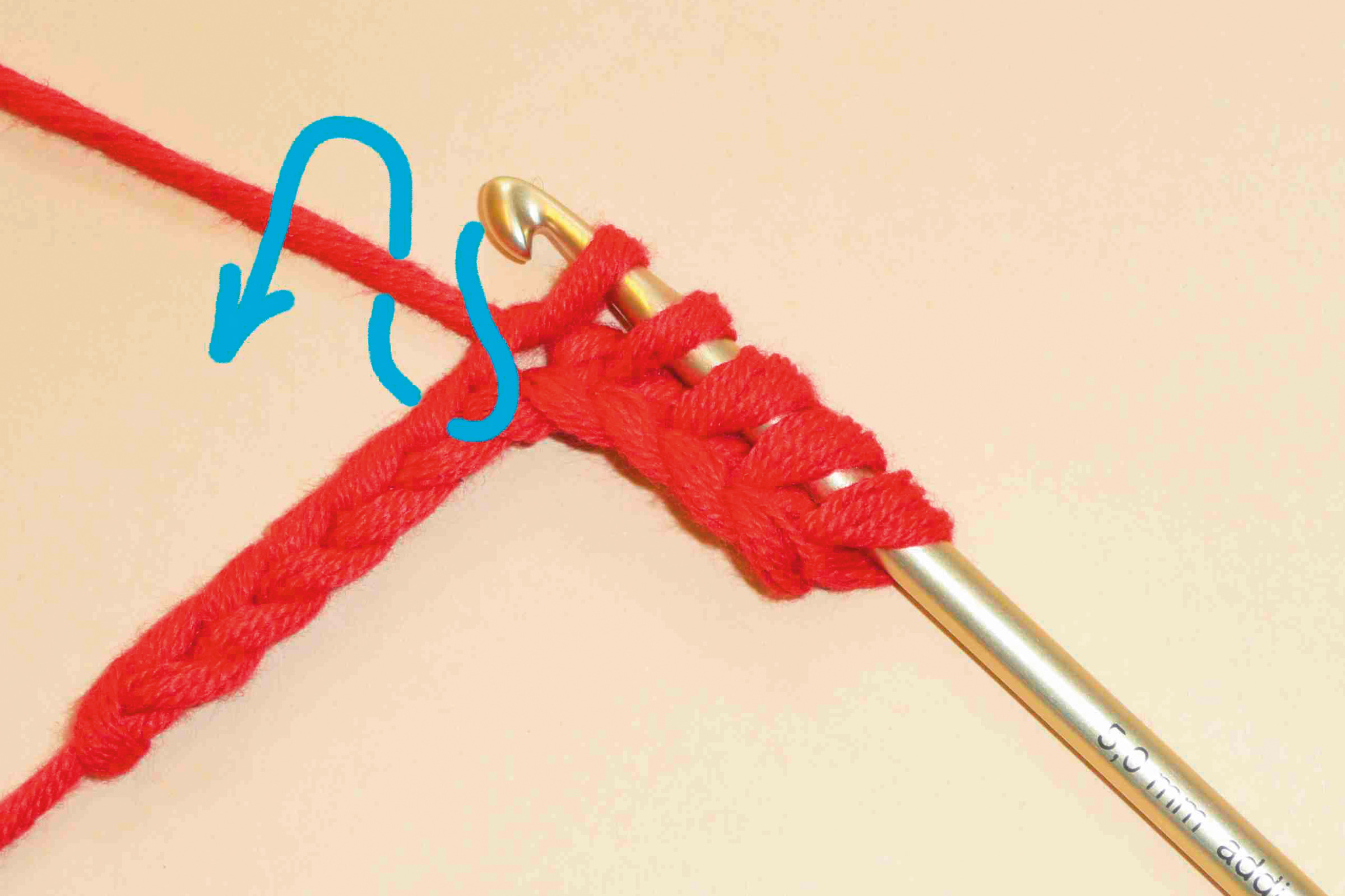 Goldene Nadel, rotes Garn, DIY, klobiges Muster, handgearbeitet, lebendige Farbe.