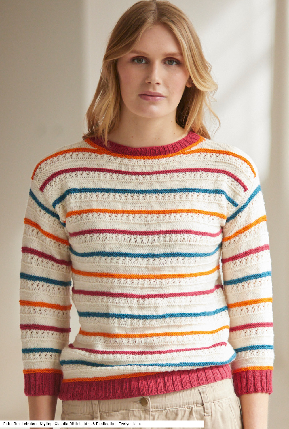Modellansicht Bild 2: Weißer Pulli mit schmalen Streifen in Rot, Petrol und Orange