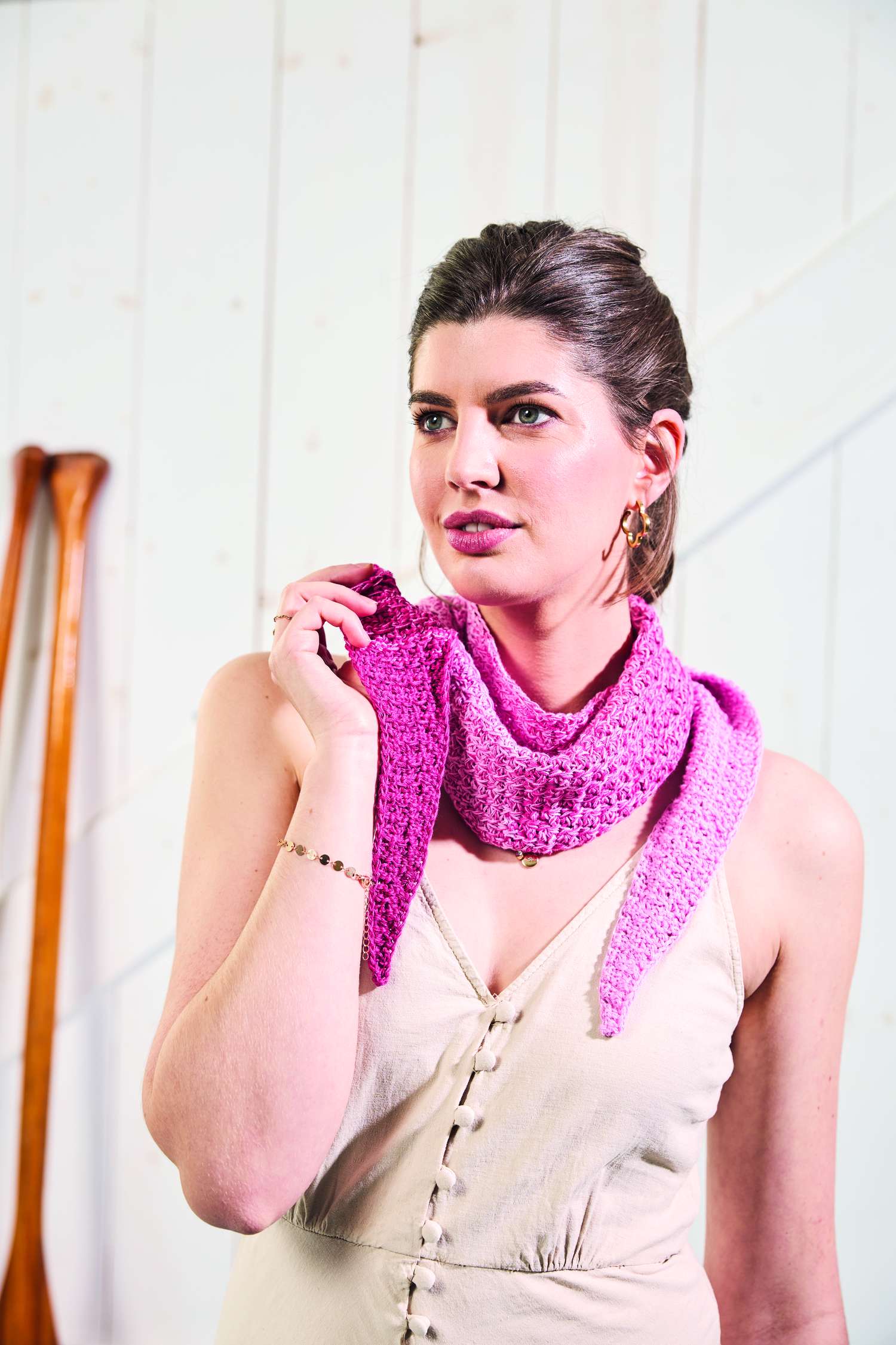 Modischer, handgemachter Schal in pink-lila Farbverlauf. Feine Strickmuster, ideal für zeitlose Eleganz.