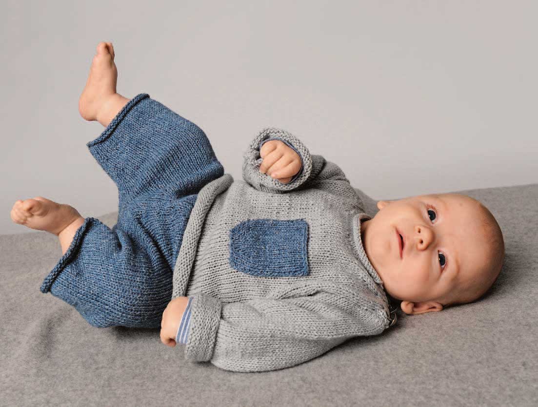 Grauer Strick-Pullover mit blauem Patch, blaue Hose, handgemacht, gemütlich, neutralfarbene Töne, DIY-Charme.