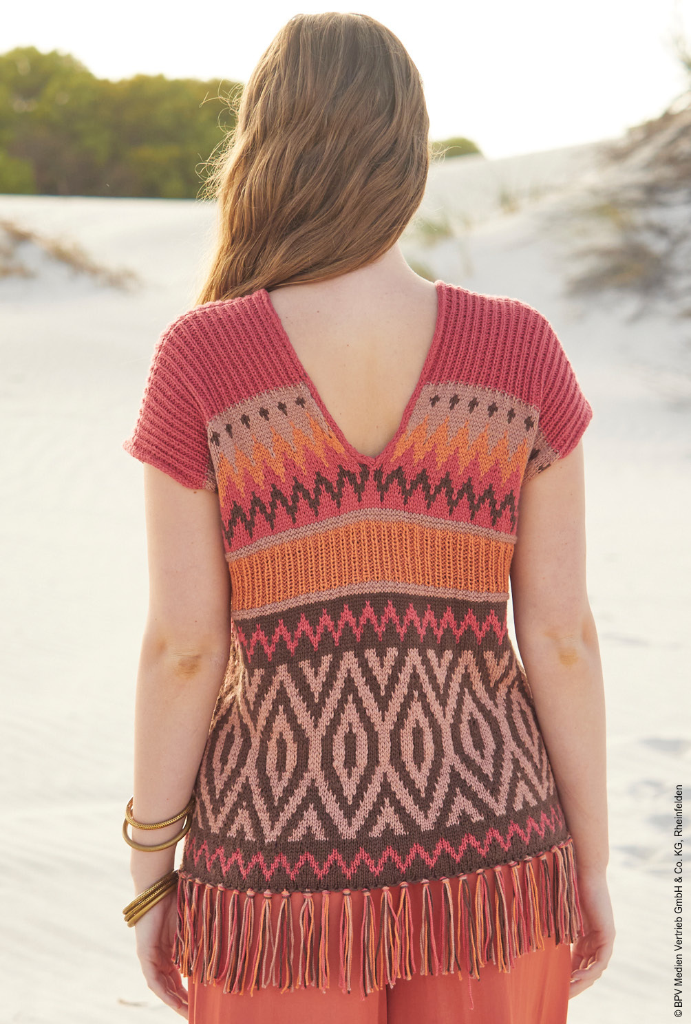 Modellansicht Bild 5: Tunika mit Jacquardmuster und Fransen in Rot, Braun, Rosa und Orange