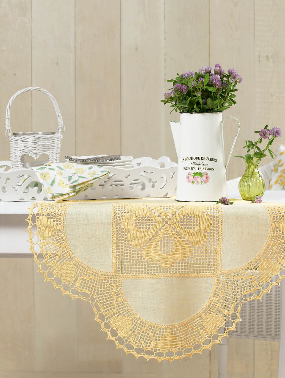 Gelbe, gehäkelte Tischdecke in ovaler Form; kunstvolles Muster, stilvoll und handgemacht.