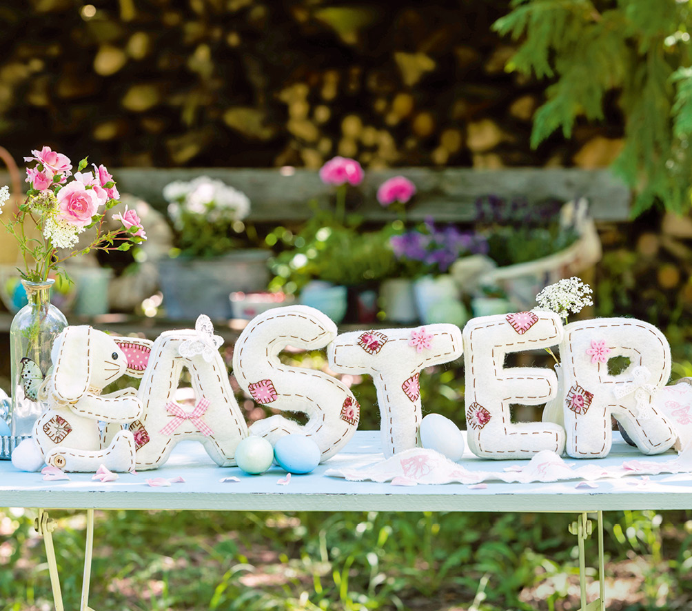 Modellansicht Bild 2: Genähter Schriftzug "Easter" aus naturfarbenem Filz