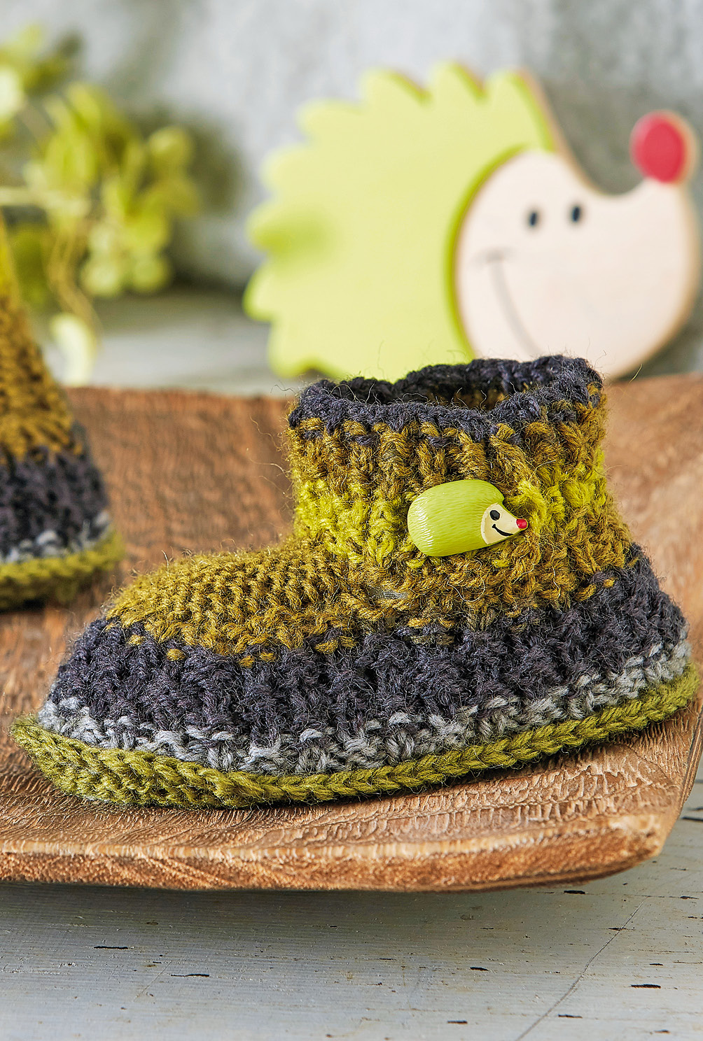Modellansicht Bild 3: Babyschühchen in grünem Farbverlauf mit Igel-Knopf