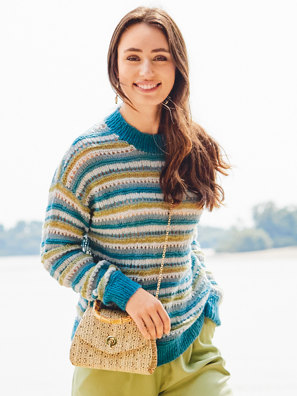 Modellansicht Bild 1: Streifenpulli mit verschiedenen Mustern in Türkis, Blau- und Grüntönen