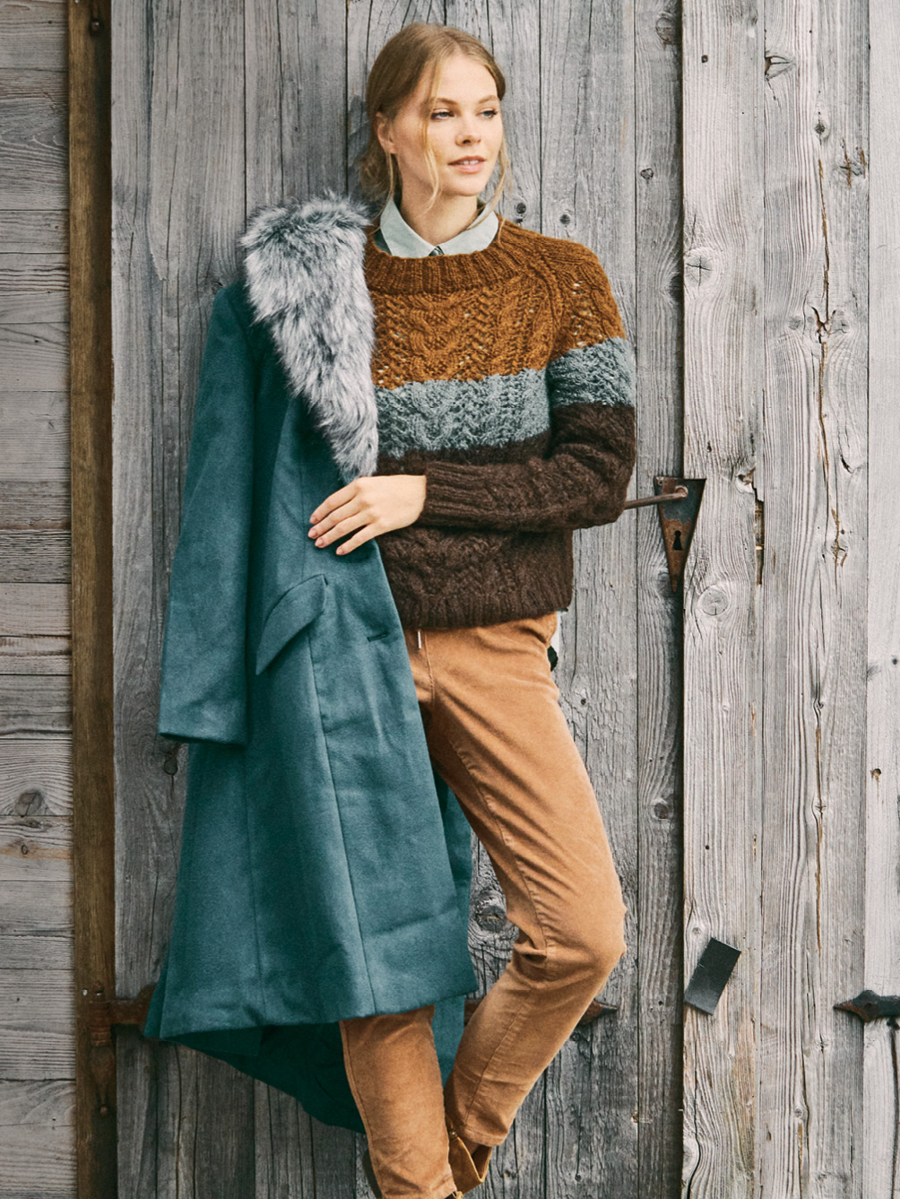 Modellansicht Bild 1: Zopfmusterpullover in Waldtönen mit Raglanabnahmen