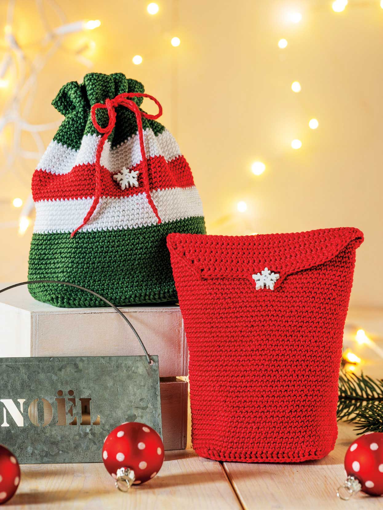 Handgearbeitete, bunte Häkelbeutel mit Schneeflockenakzent. Modisch und festlich im DIY-Stil.