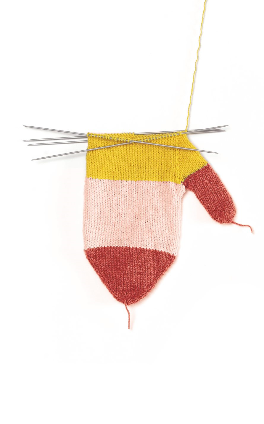 Bunter Handschuh im Strickmuster, gelb-rosa-orange. DIY, handgefertigt, stylisch, einzigartig.