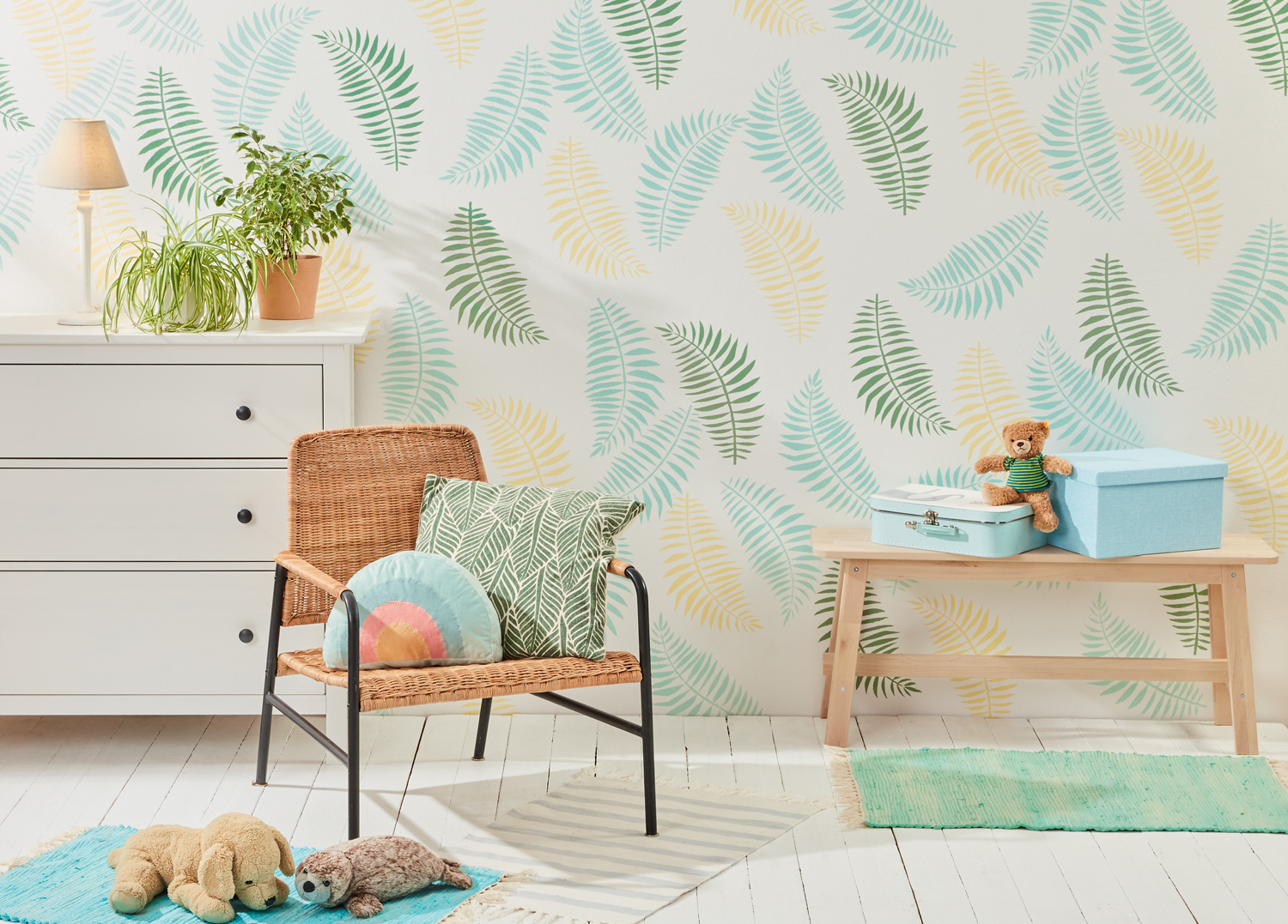 Bunte Kissen mit botanischen Mustern und DIY-Charme auf natürlichen Stoffen, handgefertigt.