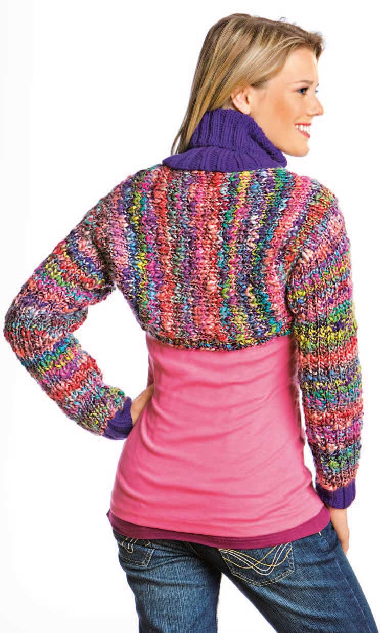 Handgestricktes Bolero mit buntem Streifenmuster, lebendige Farben, modisch, kombiniert mit pinkem Top.