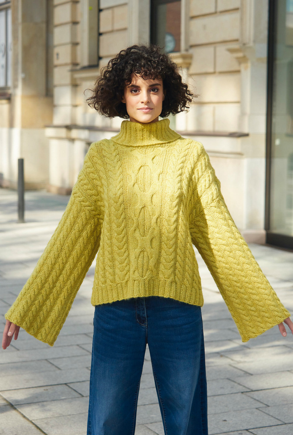 Modellansicht Bild 5: Pullover mit weiten Ärmeln und Zopfmuster