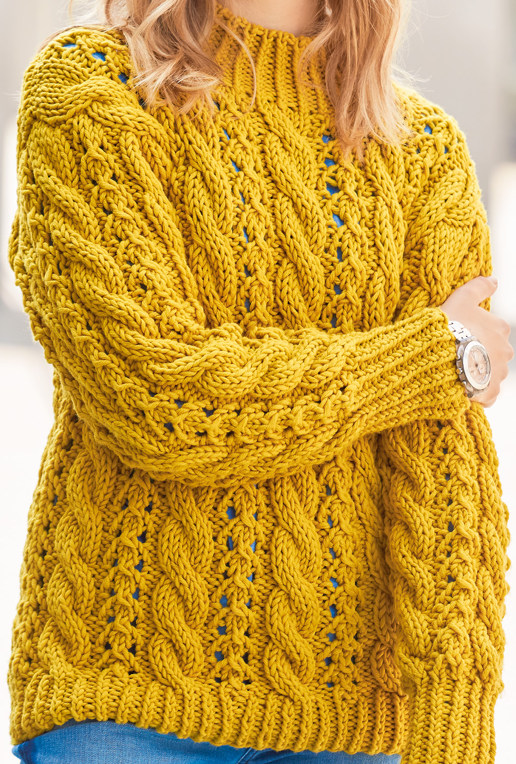 Modellansicht Bild 4: Senfgelber Pulli im Zopf-Ajourmuster