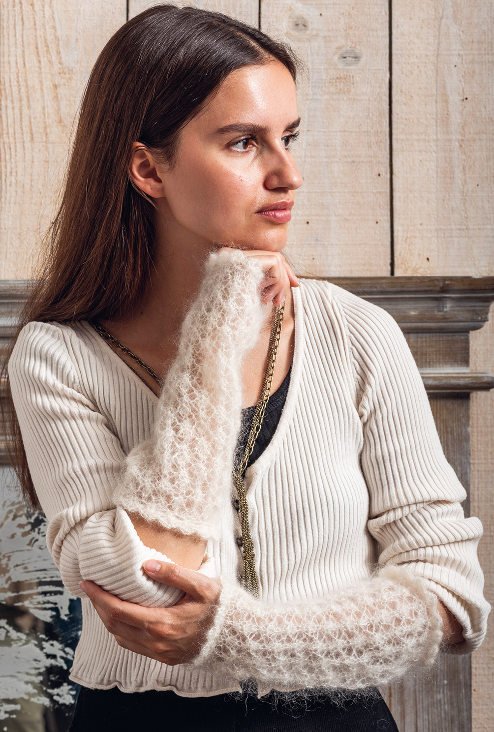 Modellansicht Bild 9: Mit Sternen bestickte Tischdecke, Sternenuntersetzer und -anhänger sowie Stulpen