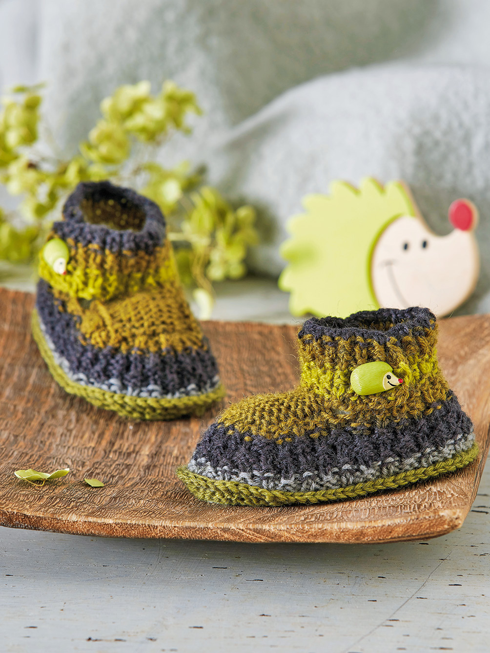 Modellansicht Bild 1: Babyschühchen in grünem Farbverlauf mit Igel-Knopf