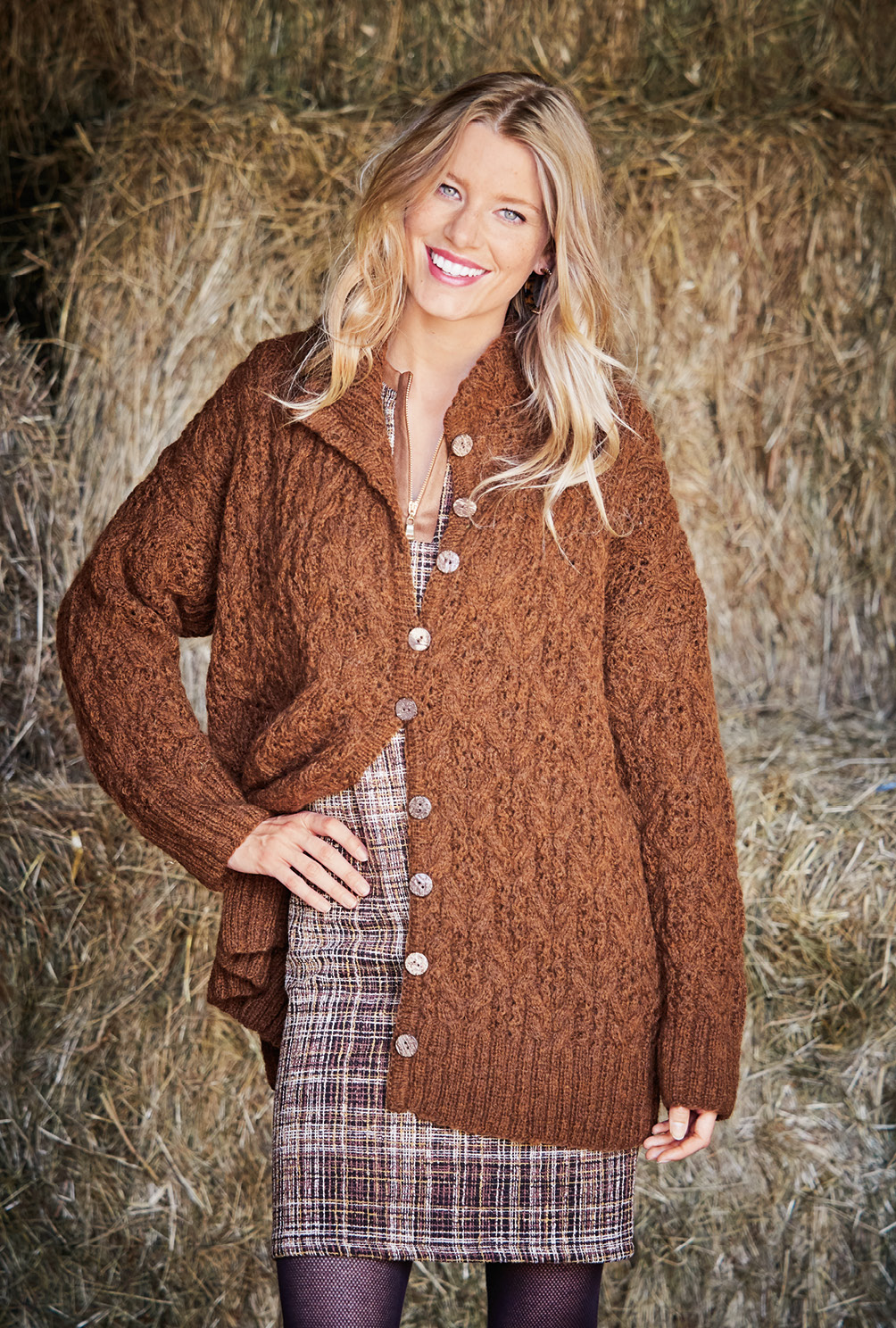 Modellansicht Bild 6: Oversize-Jacke mit Zopf-Ajourmuster in Braun