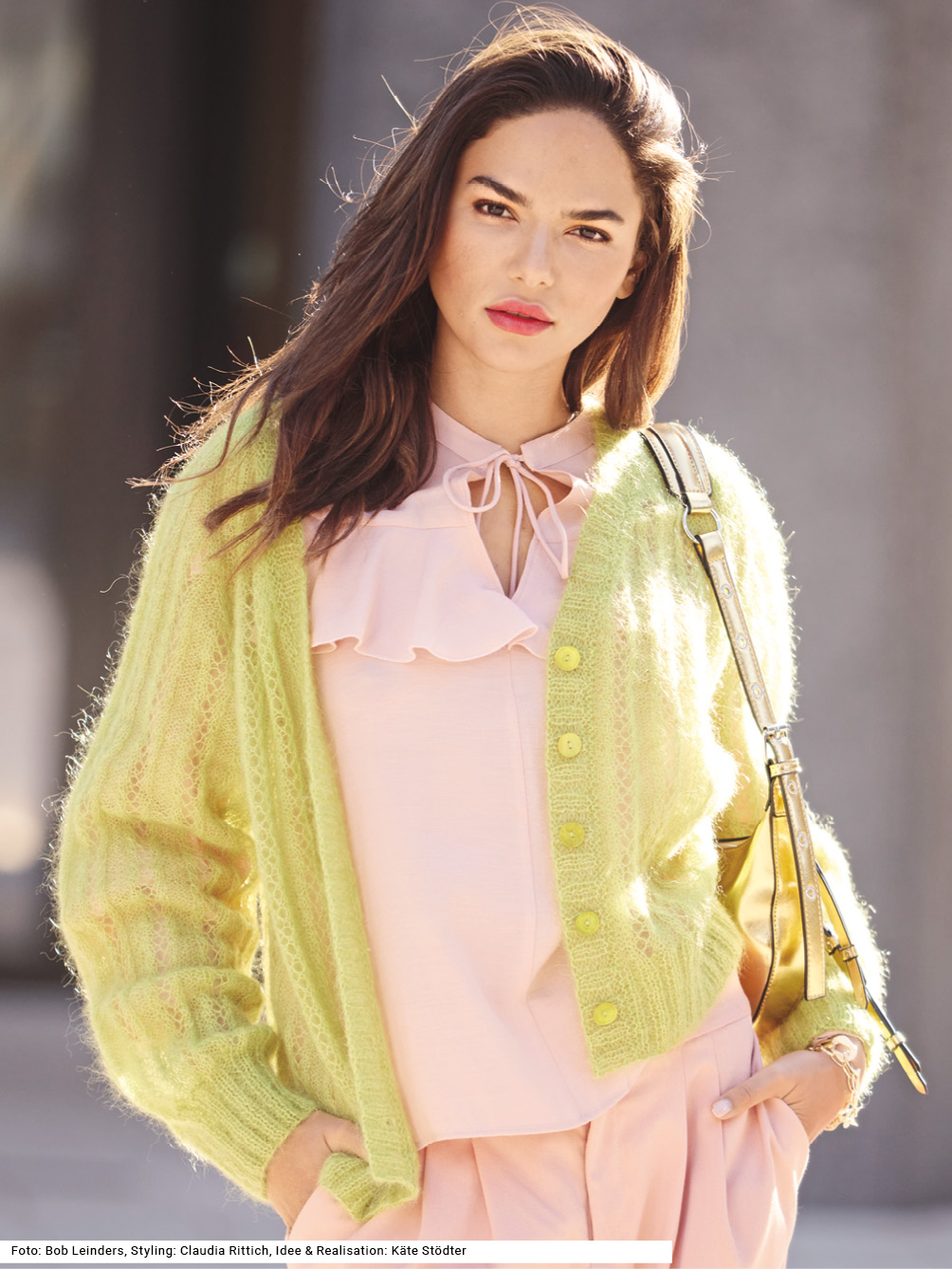 Modellansicht Bild 1: Raglanjacke mit Ajourmuster in Hellgrün