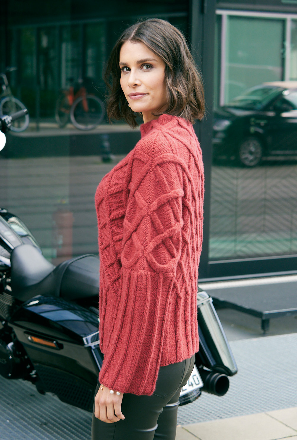 Modellansicht Bild 3: Roter Pulli mit Zopf-Rautenmuster