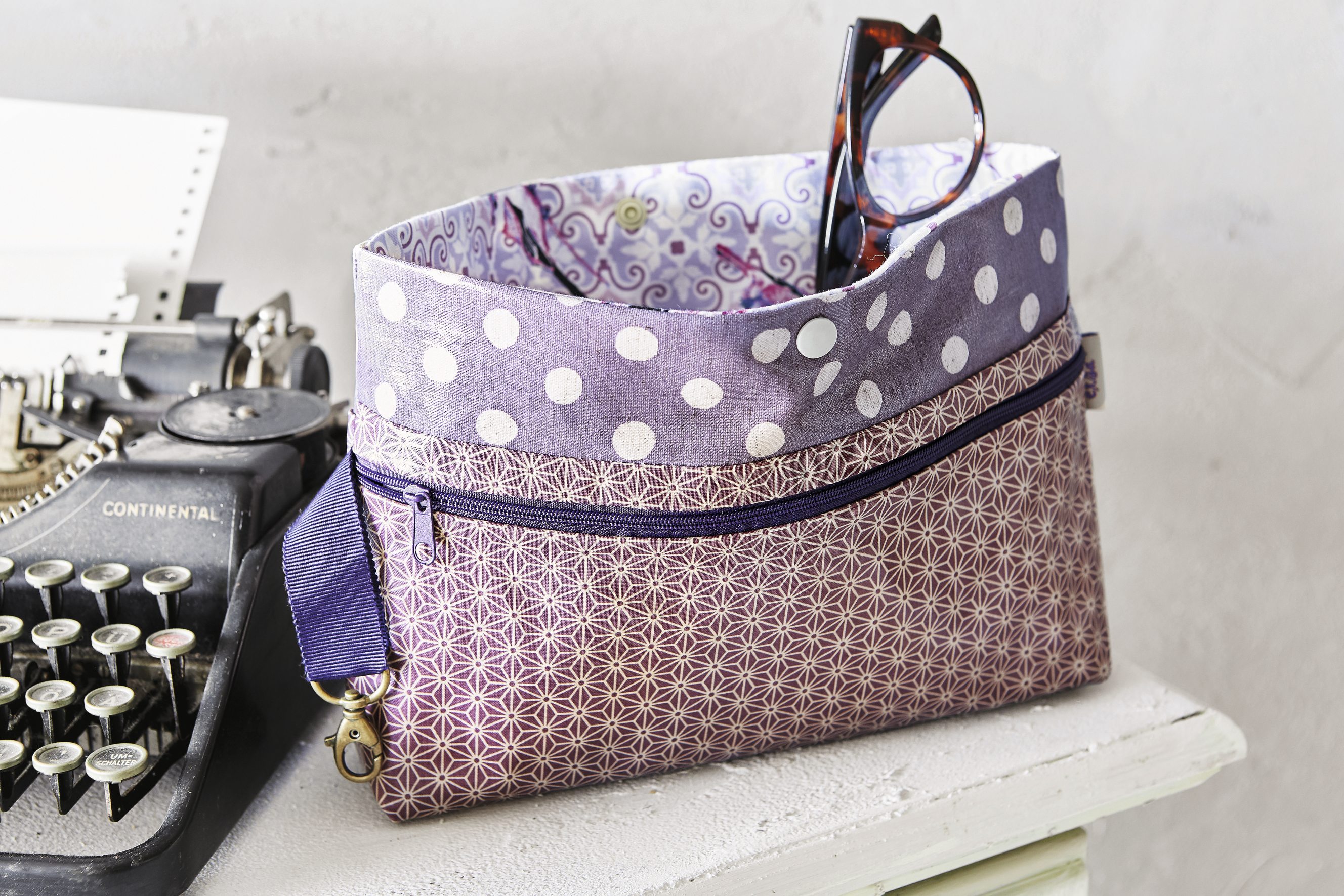 Lila Tasche mit Punkten und geometrischem Muster. Modisch, DIY, Reißverschluss.