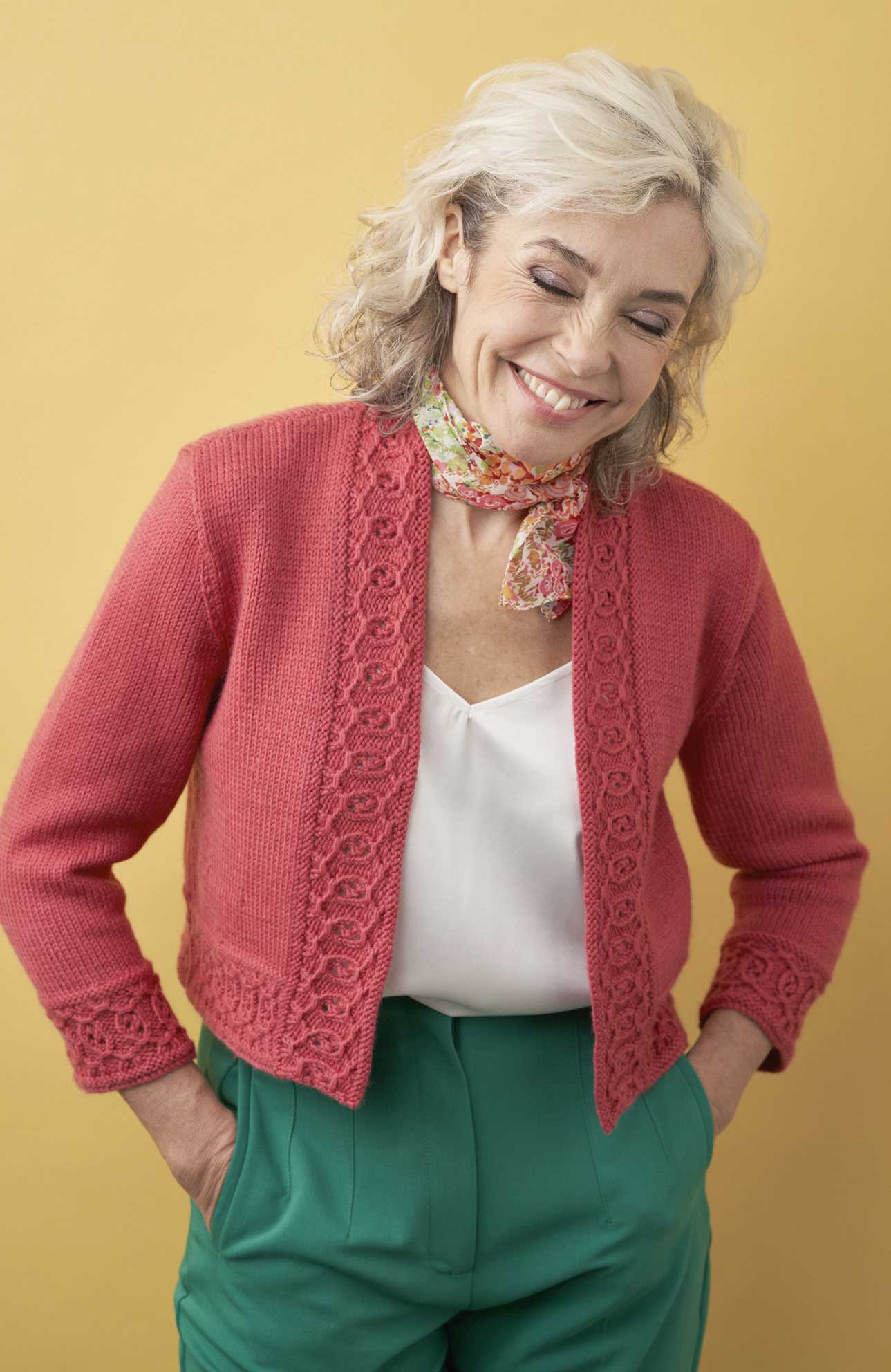 Modische rote Strickjacke mit Häkelmuster, kombiniert mit grüner Hose. Selbstgemacht, handgemacht, stilvoll.
