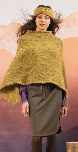 Modischer, handgestrickter Poncho in Olivgrün, grobe Maschen, kombiniert mit passendem Stirnband.