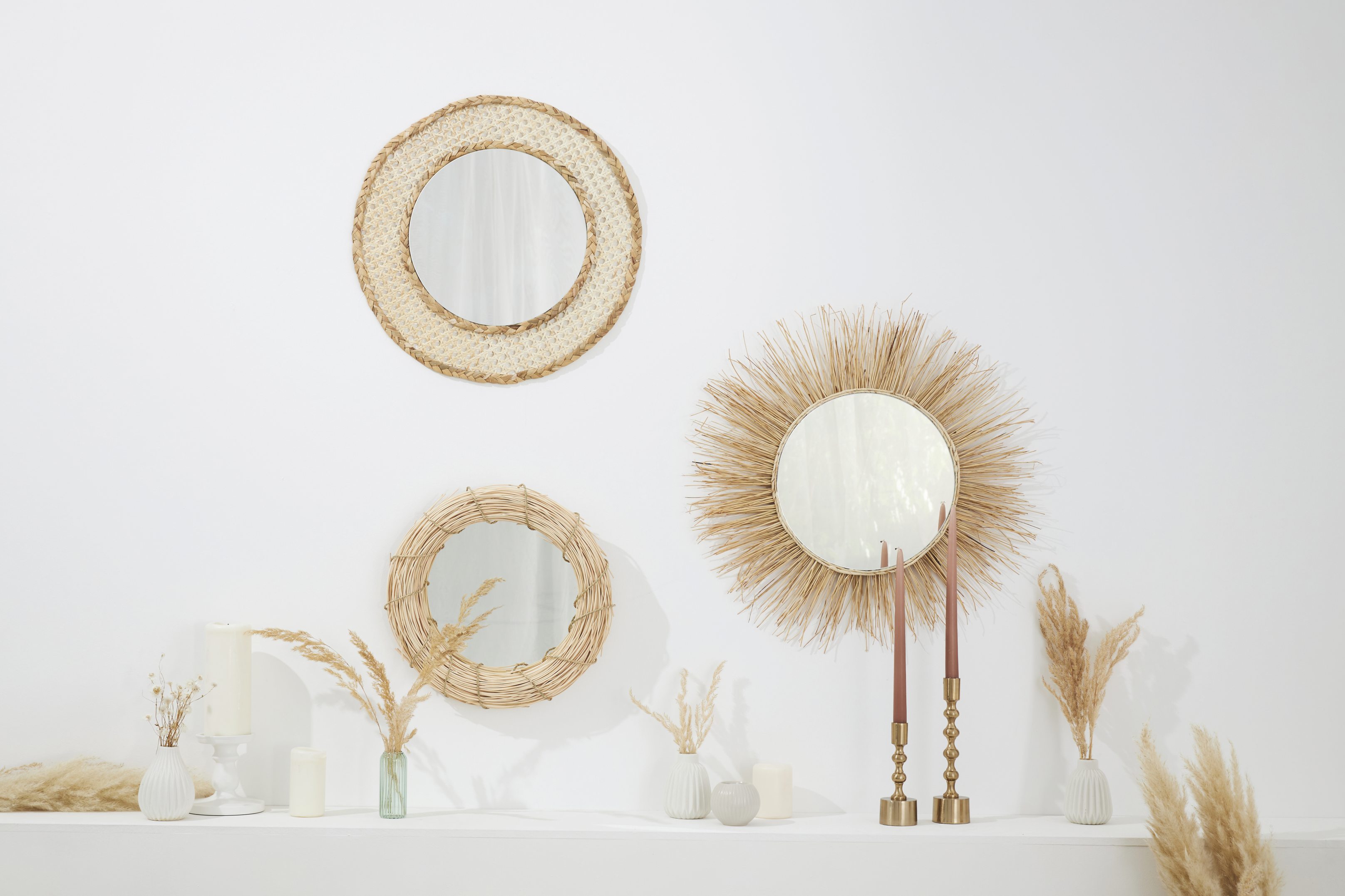 Spiegel mit geflochtenem Rahmen und Graselementen, Boho, handgemacht, rustikales Flair.
