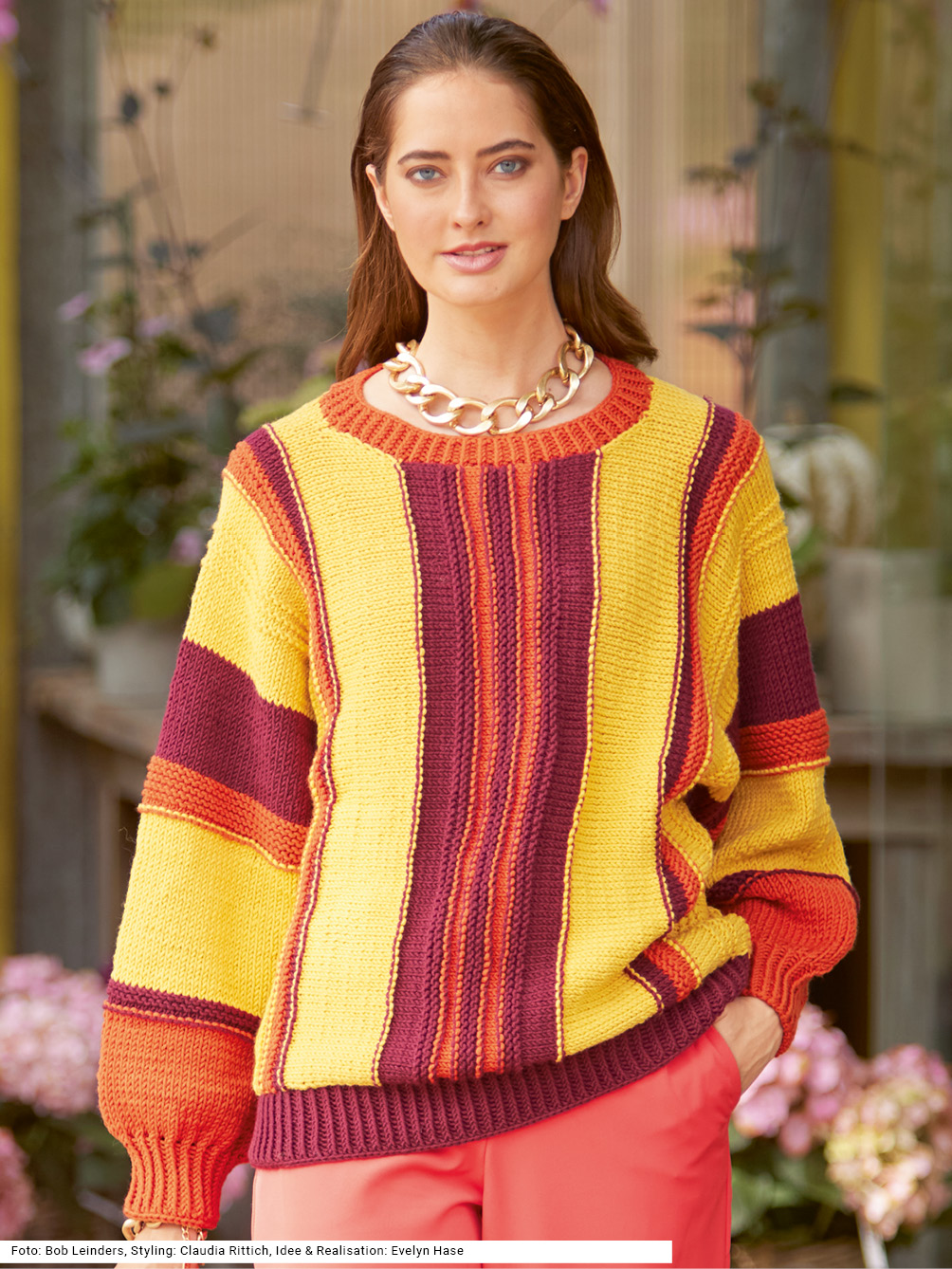 Modellansicht Bild 1: Quergestrickter Pulli mit Streifen in Gelb, Weinrot und Orange