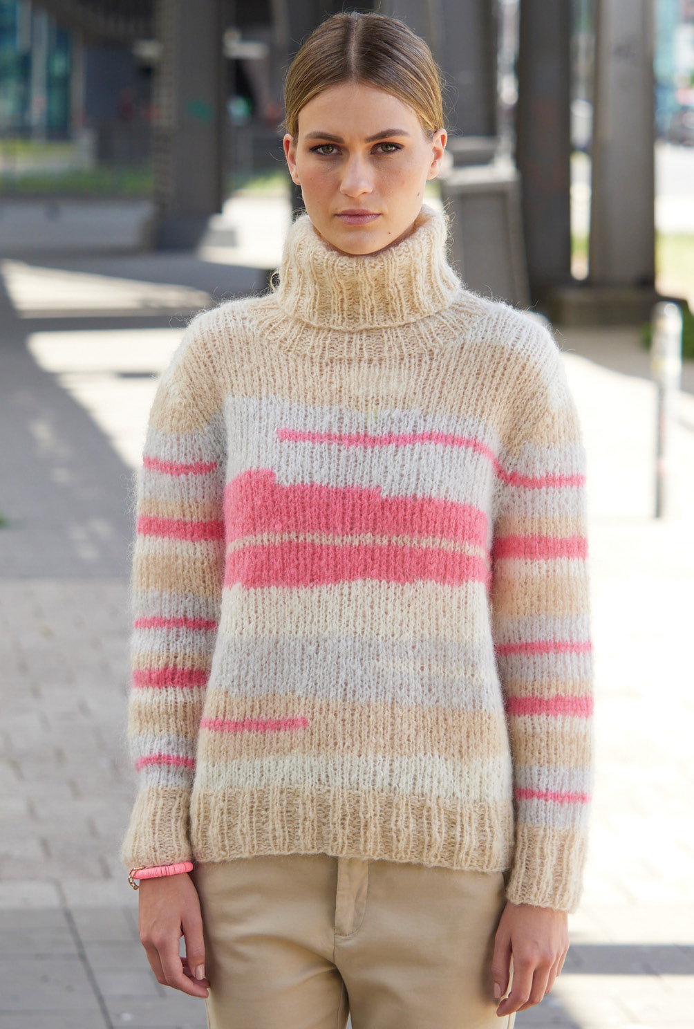 Pullover mit Intarsien in Beige, Silbergrau, Weiß und Pinks