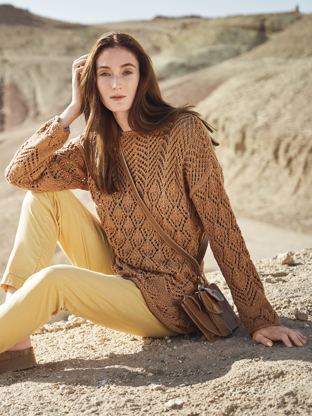 Modellansicht Bild 1: Zimtiger Longpulli im Ajourmuster