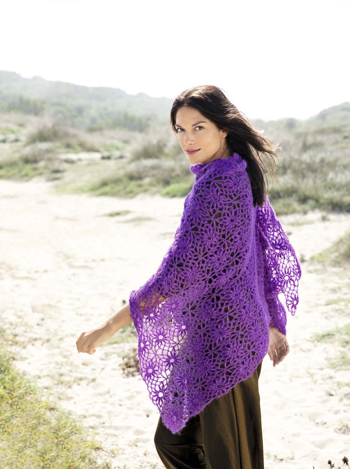 Lila gehäkeltes Overlay, florales Muster, handgemacht, kreativ-modisch, ideal für DIY-Enthusiasten.