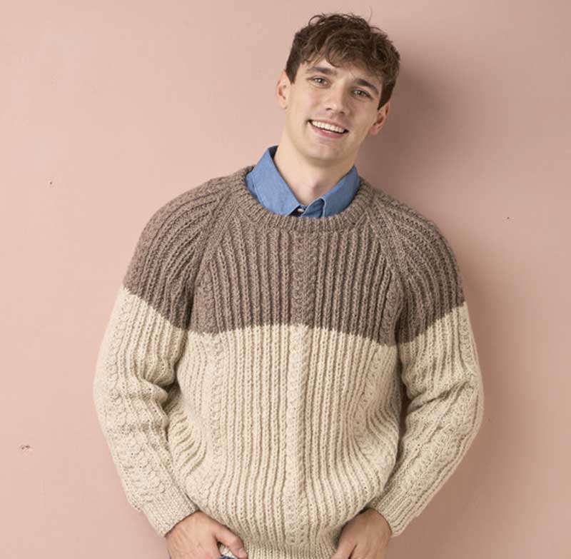 Zweifarbiger, handgemachter Grobstrickpullover; Erdtöne; modern; auffälliges, selbstgemachtes Design.