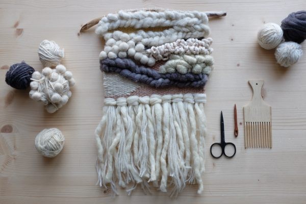 Textilkunst mit weichen Erdtönen, groben Strukturen. Modisch, diy, handgewebt, mit Fransen.
