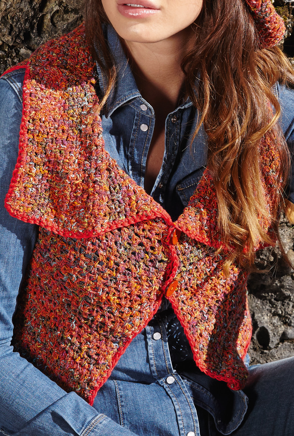 Modellansicht Bild 4: Orange melierte Weste mit passendem Beanie