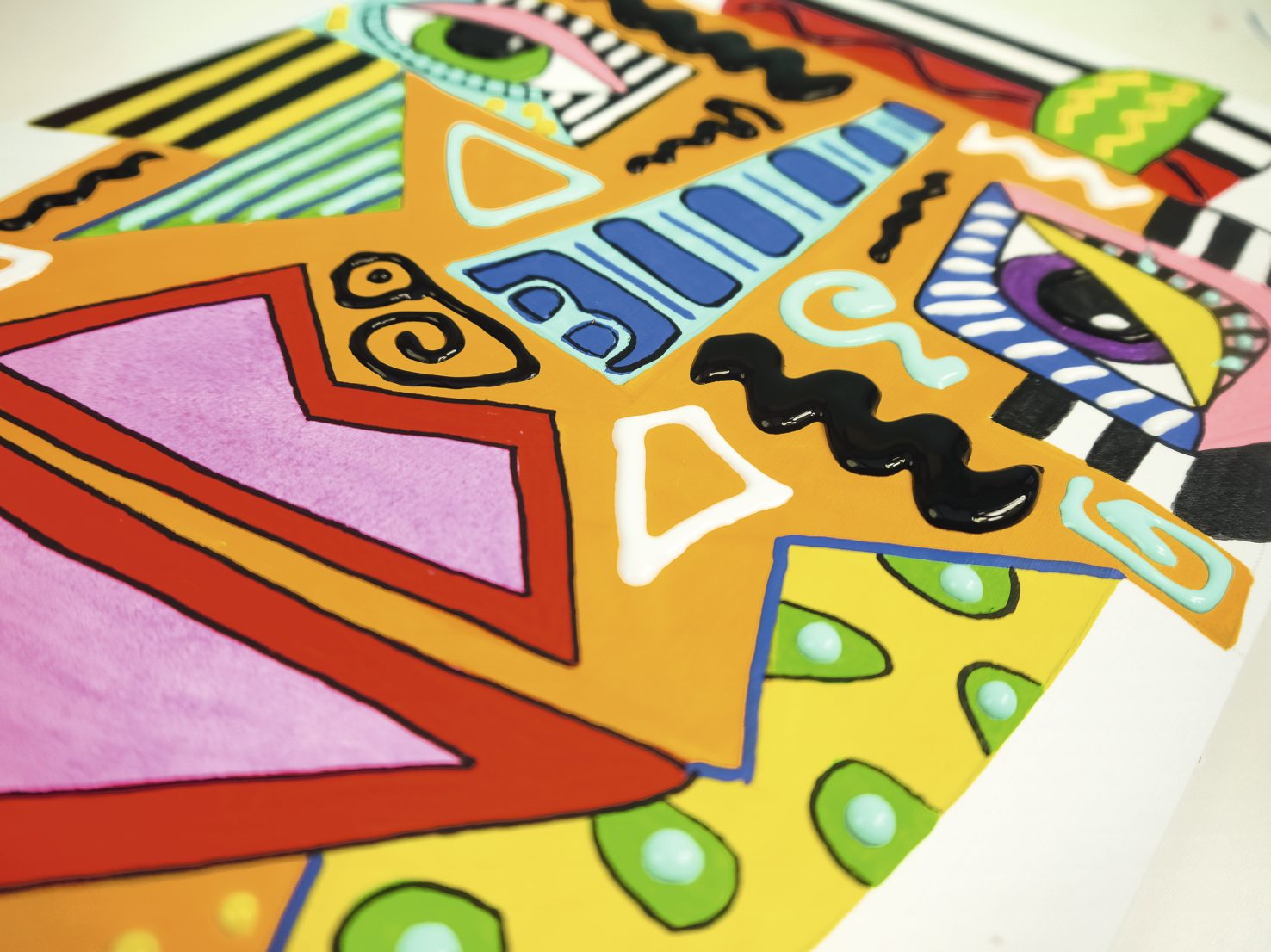 Farbenfrohe geometrische Muster, handgemalt; leuchtende Töne, abstrakte Formen, kunstvoll und kreativ gestaltet.