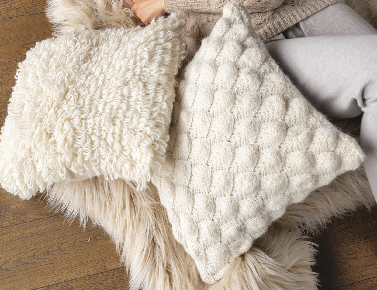 Modellansicht Bild 1: Zwei Kissen in Schlaufen- und Noppenoptik