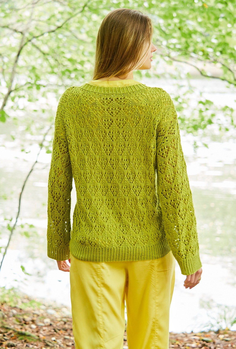 Modellansicht Bild 5: Grüner Pullover im Ajourmuster