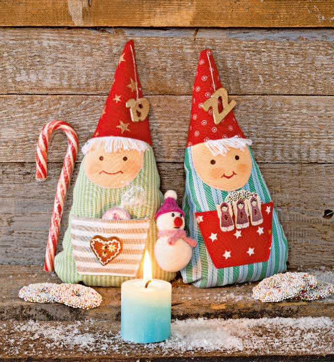 Bunte, handgemachte Weihnachtszwerge mit rot gemusterten Hüten, gestreiften Gewändern und charmanten Details wie Taschen.