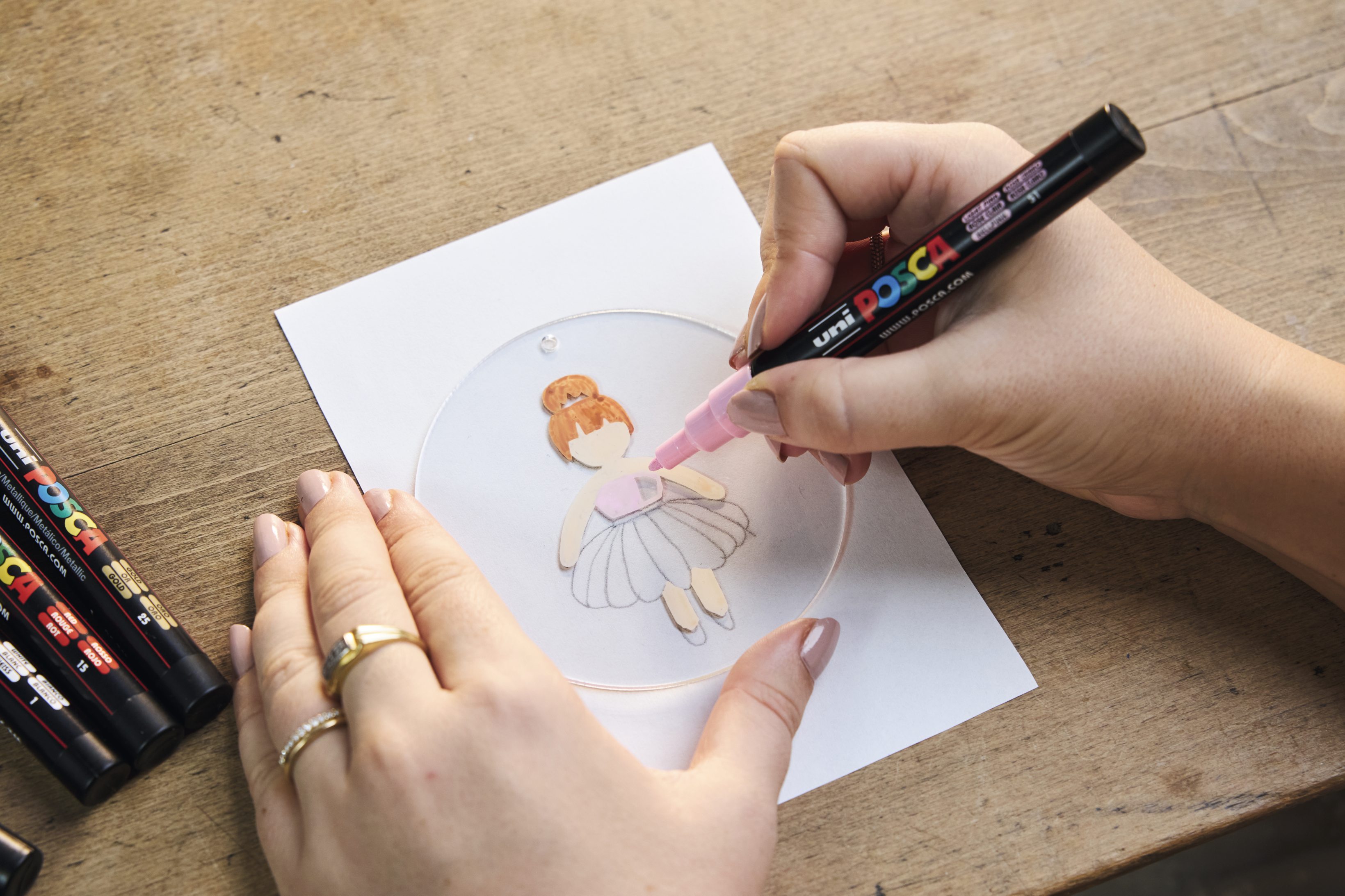 Handgemaltes Kleid mit grauem Tutu-Rock und rosa Oberteil, modisch und kunstvoll gestaltet.