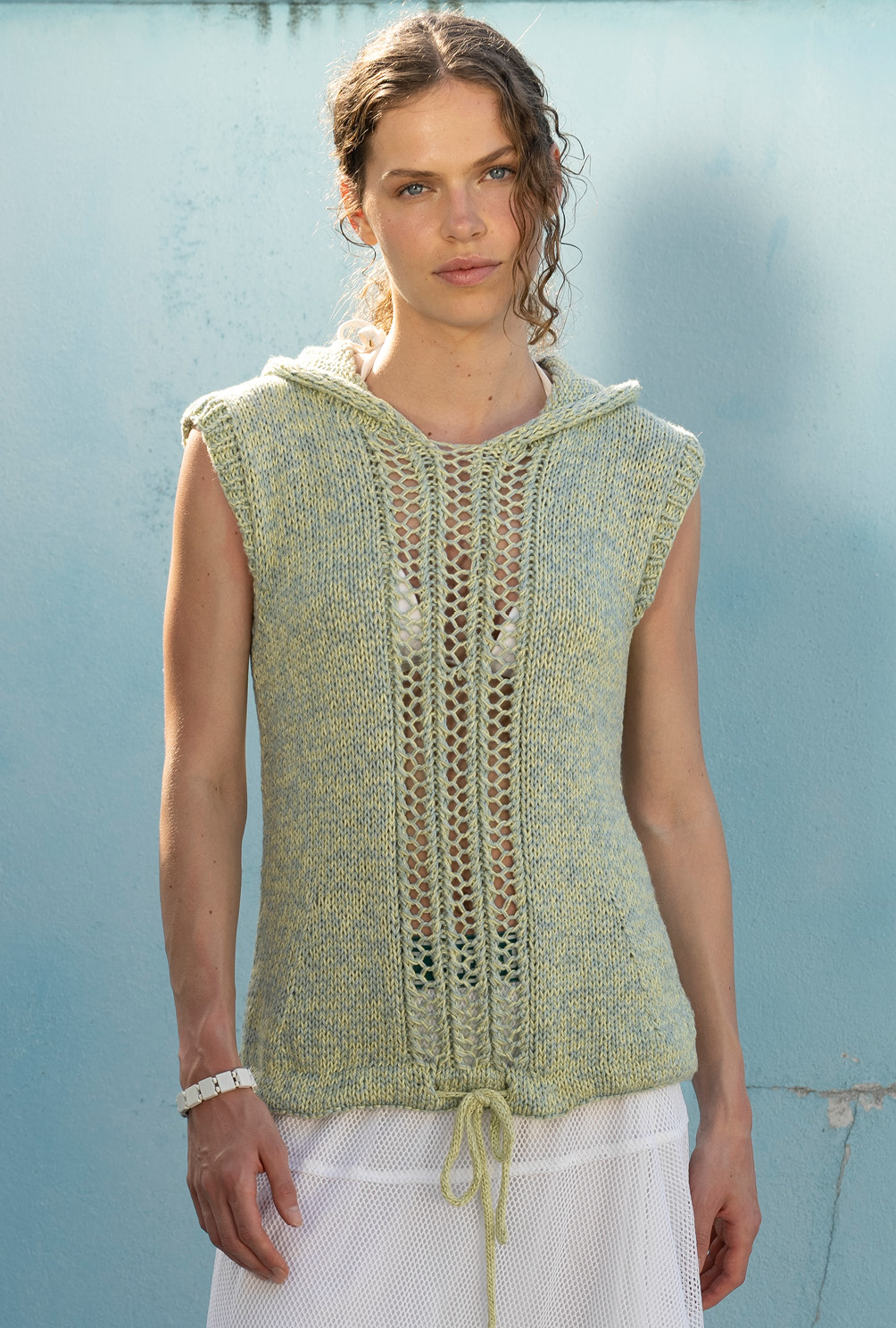 Modellansicht Bild 3: Pullunder mit Kapuze und Tunnelzug