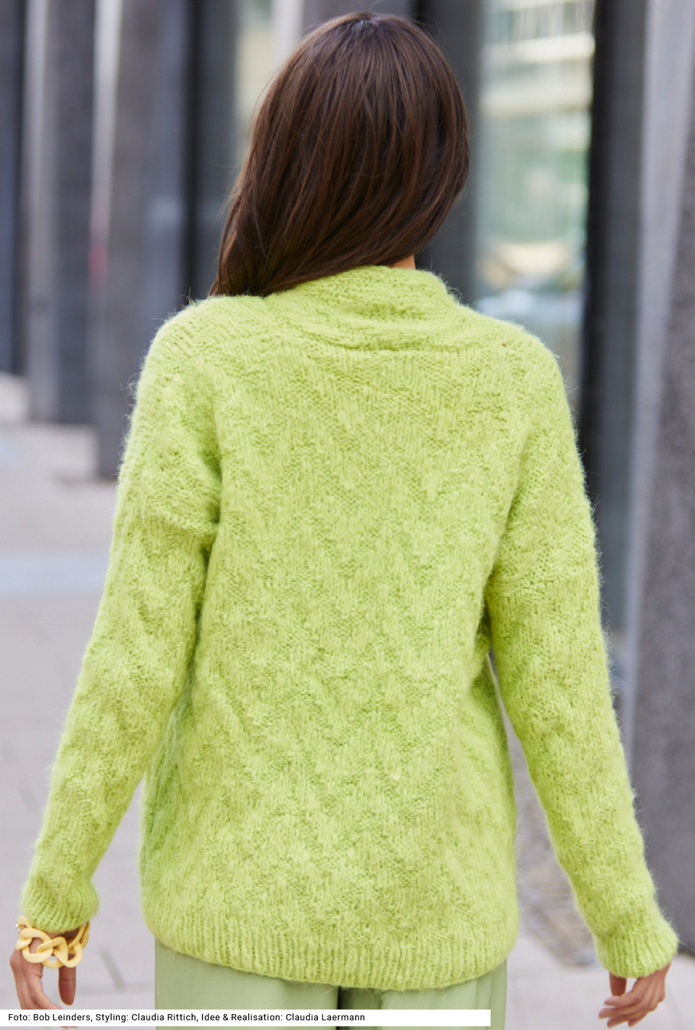 Modellansicht Bild 5: Jacke mit Schalkragen im Ajourmuster in Hellgrün