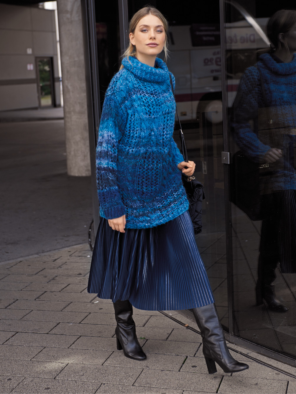 Modellansicht Bild 1: Pulli mit Musterquadraten in Blau meliert
