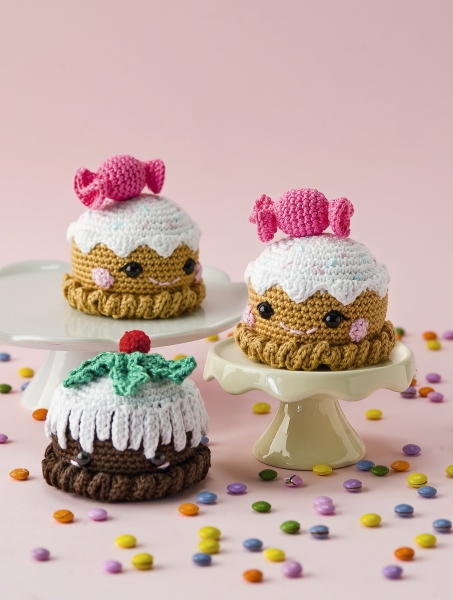 Handgemachte gehäkelte Cupcakes in Pastelltönen, detailliert und bunt dekoriert. Perfekte DIY-Deko!