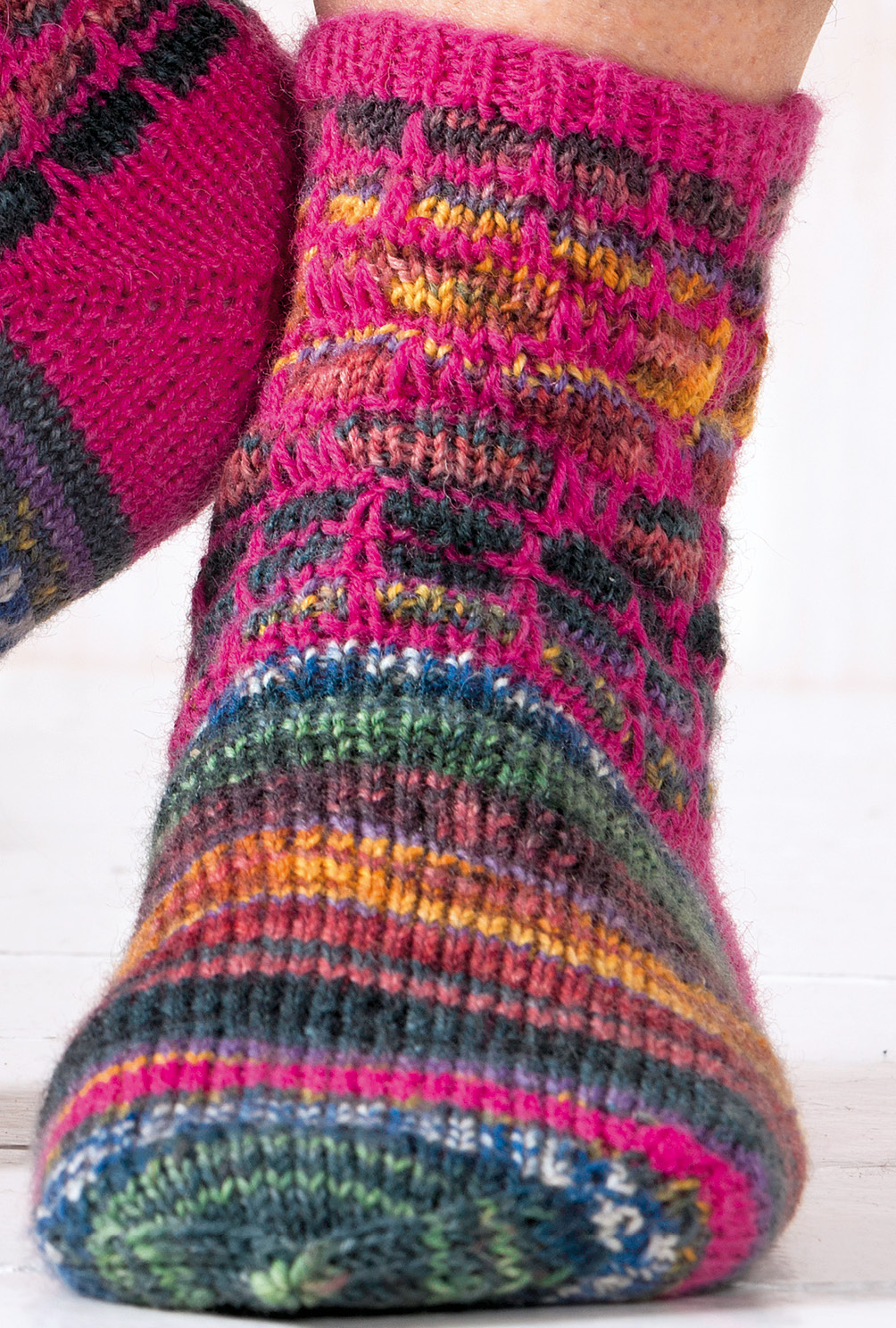 Bunte Socken mit Hebemaschen in Pink