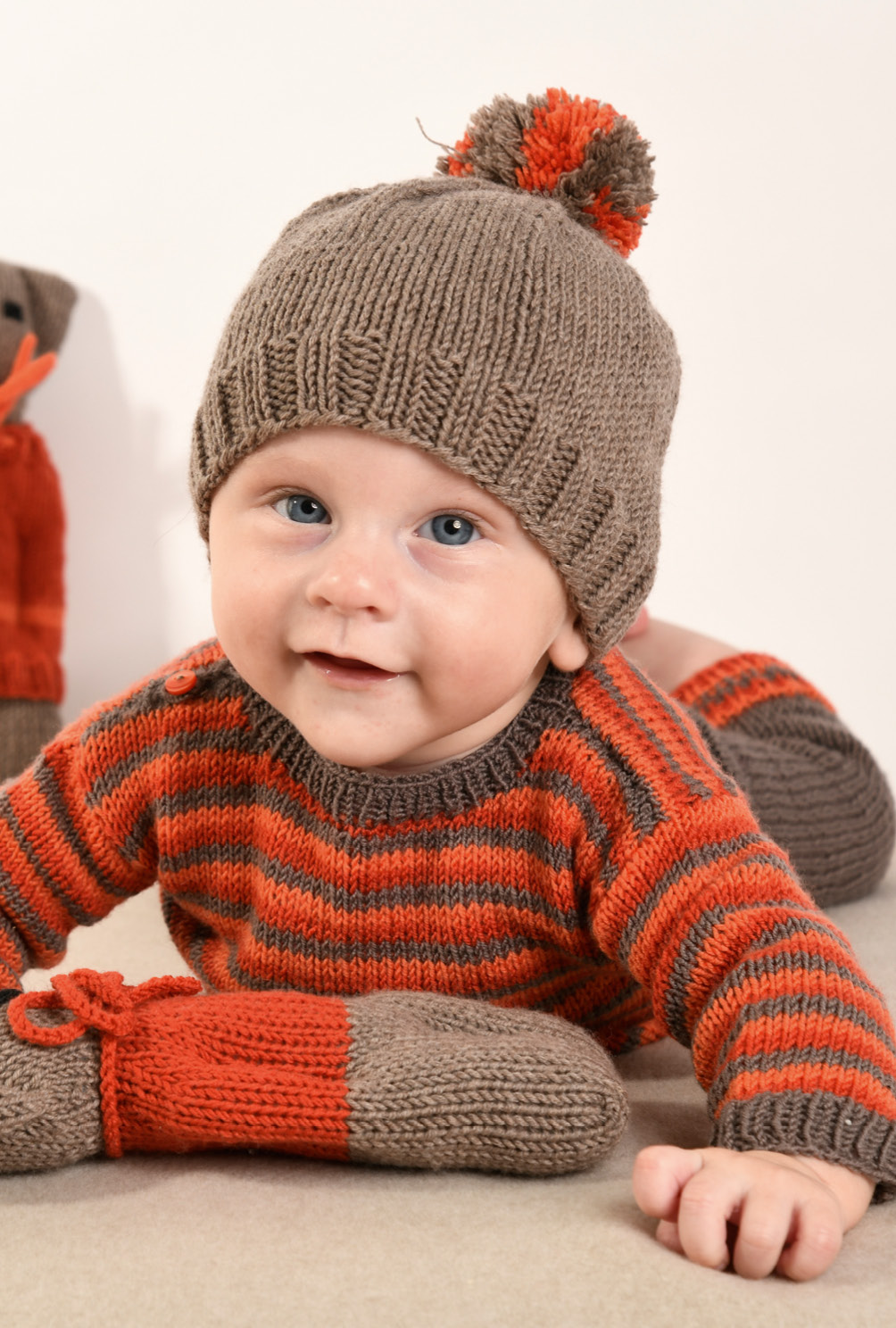 Strick-Set aus Babymütze, -pulli, -hose und Kuschelteddyfamilie in Graubraun